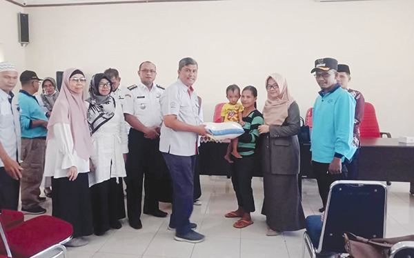 Perang Melawan Stunting, Semen Padang Serahkan Gizi Tambahan di Pauh 1 SERAHKAN MAKANAN TAMBAHAN BALITA— Staf CSR Semen Padang Yaldi (kiri) meneyerahkan makanan tambahan bergizi kepada bayi di bawah dua tahun stunting di Lubuk Kilangan, beberapa waktu lalu.