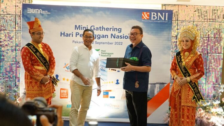 BNI Komitmen Tingkatkan Layanan — Direktur Network & Services BNI Ronny Venir (tengah kiri) dan Direktur RS Santa Maria Pekanbaru dr Arifin (tengah kanan) dalam Mini Gathering Hari Pelanggan Nasional BNI 2022 di Pekanbaru, Jumat (2/9/2022).