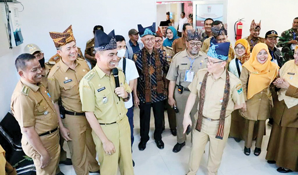 DINILAI TIM PROVINSI— Camat Lubeg Heriza Syafani memberikan penjelasan saat Penilaian Tahap II Lomba Camat Berprestasi Tingkat Provinsi Sumbar Tahun 2022. Penilaian berupa verifikasi lapangan tersebut dipusatkan di Kantor Camat Lubeg.