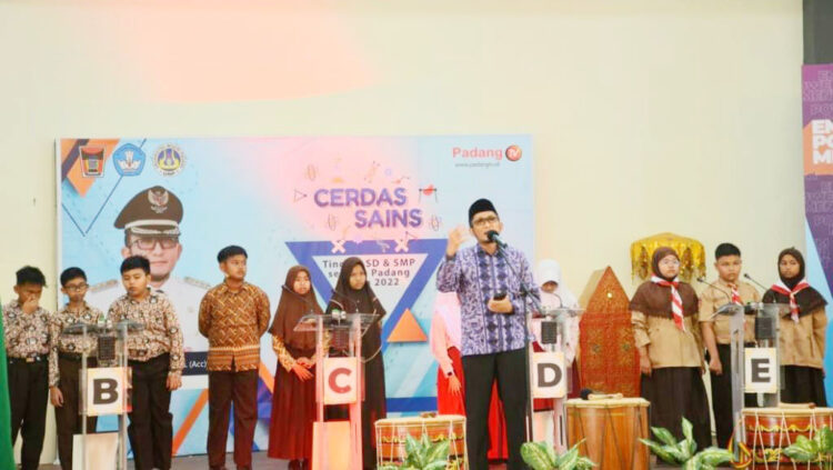 Wako Apresiasi Lomba Cerdas Sains Tingkat SD dan SMP se-Kota Padang 1 CERDAS Sains— Wali Kota Padang Hendri Septa memberi sambutan saat membuka Lomba Cerdas Sains yang diikuti pelajar tingkat SD dan SMP se-Kota Padang, Sabtu (24/9) di Gedung Bagindo Aziz Chan Youth Center.