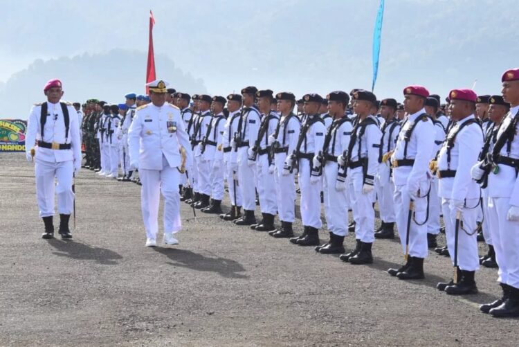 Toreh Sejarah pada HUT ke 77 TNI AL 1 PERIKSA—Danlantamal II Endra Sulistiyono saat pemeriksaan pasukan dalam HUT TNI AL ke 77..