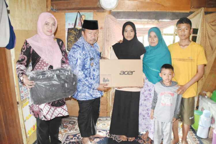 BERIKAN BANTUAN— Bupati Agam memberikan bantuan Laptop dan sembako untuk warga kurang mampu di Jorong Tanah Nyariang, Nagari Batu Taba, Kecamatan Ampek Angkek.