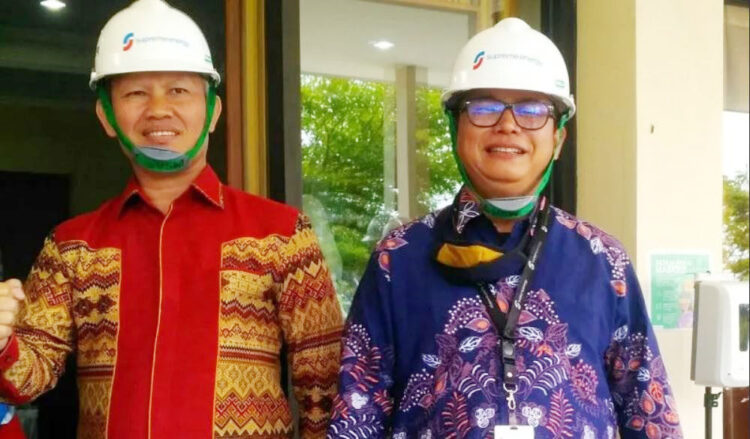 Warga Padang Aro Diajak Menanam Tanaman Produktif 1 BERSAMA— Mayjen TNI Syachriyal Efendi Siregar bersama perwakilan dari PT Supreme Energy Muaralaboh Bujang Joan Datuak Maninjun saat kunjungan ke proyek panas bumi.