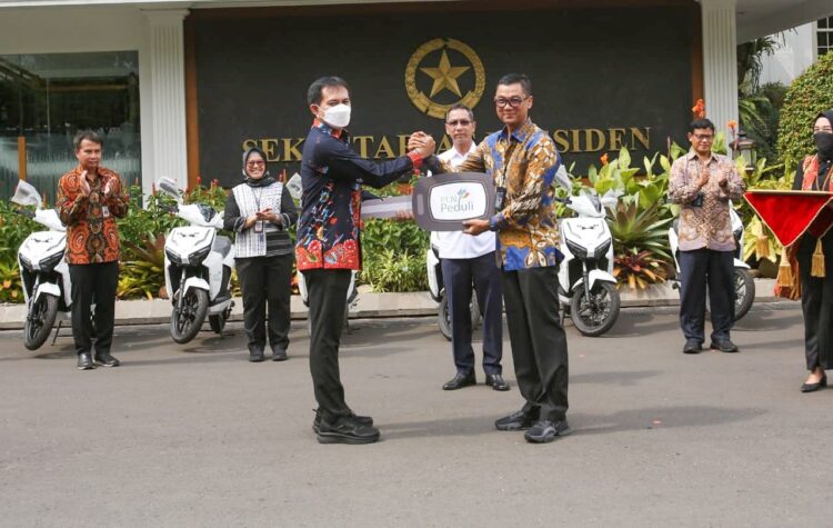 Serahkan— PT PLN (Persero) menyerahkan sertifikat energi baru terbarukan atau Renewable Energy Certificate (REC) untuk mendukung penggunaan listrik ramah lingkungan di 5 Istana Kepresidenan yakni Istana Merdeka Jakarta, Bogor, Yogyakarta, Cipanas, dan Tampaksiring.