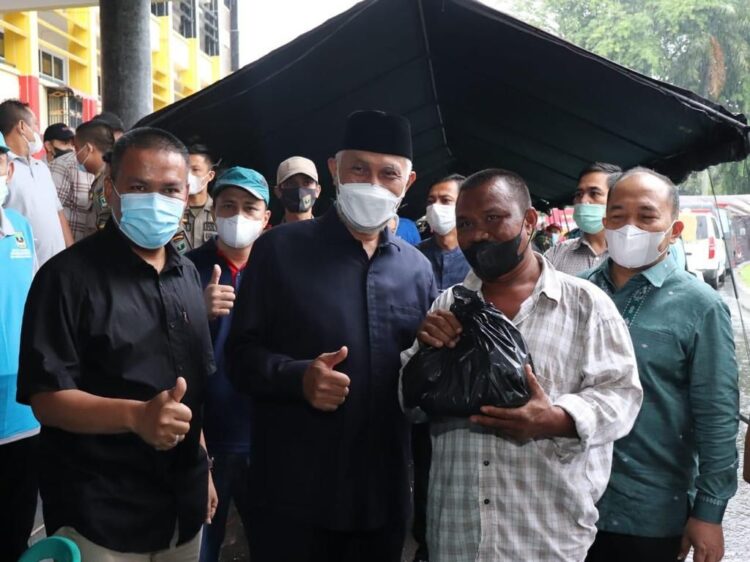 BANTUAN— Pemprov Sumbar menyalurkan bantuan beras reguler, serta bantuan logistik lainnya bagi warga Sungai Pinang, Kabupaten Pesisir Selatan.