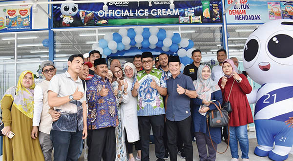 Grand Opening Dihadiri Wali Kota Padang, Gerai ke-10 Grand Aciak Mart Hadir di Jalan By Pass KM 14 1 FOTO BERSAMA— Hendri Septa , Walikota Padang, foto bersama dengan Amril Amin, S.AP , Owner Aciak Mart , Muhammad Alfikri , Direktur Aciak Mart , dan undangan lainnya, di Grand Opening Grand Aciakk Mart.