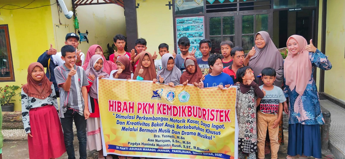 foto bersama Anak Berkemutuhan Khusus saat menjalani Stimulasi Perkembangan Motorik Kasar Daya ingat dan kreativitas anak melalui musik dan drama musikal