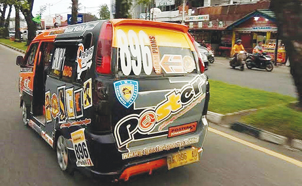 PENYESUAIAN TARIF ANGKOT— Meski belum ada kenaikan resmi dari Dishub dan Organda pascakenaikan harga BBM pada Sabtu (3/9) pukul 14.30 WIB, sejumlah angkot dengan berbagai trayek di Kota Padang sudah melakukan penyesuaian tarif. Sopir rata-rata menaikkan angkot dari Rp4.000 menjadi Rp5.000.