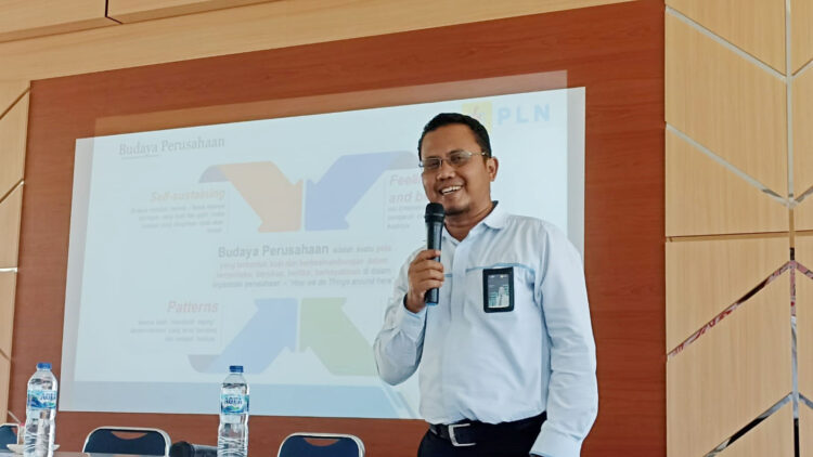 paparan— PLN berikan paparan budaya kerja PLN kepada pengajar SMK Negeri 2 Lubuk Basung.