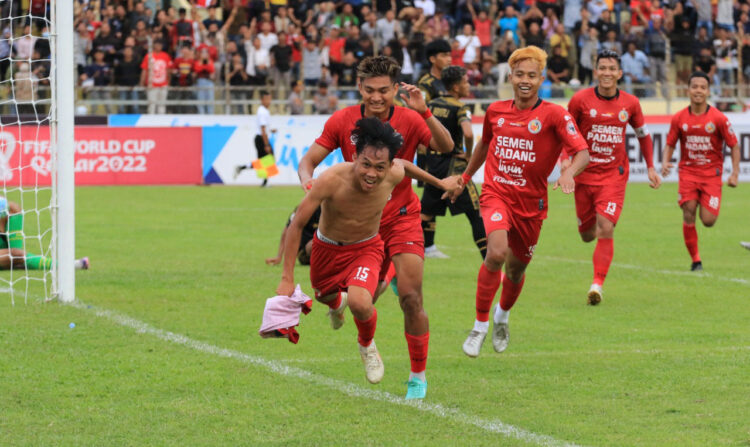 Semen Padang FC VS Perserang, Kabau Sirah Menang, 5 Gol Tanpa Balas 1 EMOSIONAL— Pemain muda Semen Padang FC Firman Juliansyah dengan emosional merayakan gol yang diciptakannya ke gawang Perserang.