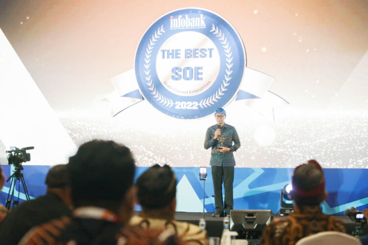 PLN Sabet Penghargaan The Best SOE in Digital Service Transformation 2022 1 penghargaan -- PT PLN (Persero) memperoleh penghargaan sebagai The Best SOE in Digital Service Transformation 2022 dalam ajang Infobank The Best State-Owned Enterprise Award 2022, Kamis (22/9) di Bali.