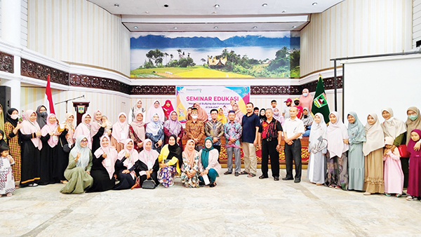 Stop Bullying di Sekolah dan Rumah, POMG SDIT Permataku Padang Gelar Seminar Parenting 1 SEMINAR PARENTING— SDIT Permataku Padang menggelar seminar parenting atau kepengasuhan anak dengan tema “Menyikapi Bullying dan Kenakalan Anak di Sekolah,” Sabtu (24/9) di Aula Kantor Gubernur Sumbar.