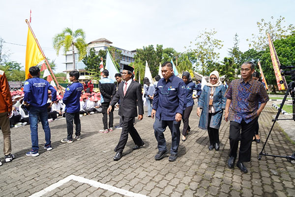 PLN Motivasi Mahasiswa Baru UBH, Sukses Harus Dimulai dari Sekarang 1 meriahkan— General Manager PLN UIW Sumbar Toni Wahyu Wibowo meriahkan gelaran Pengenalan Kehidupan Kampus Bagi Mahasiswa Baru (PKKBM) 2022 Universitas Bung Hatta, Kamis (08/09).