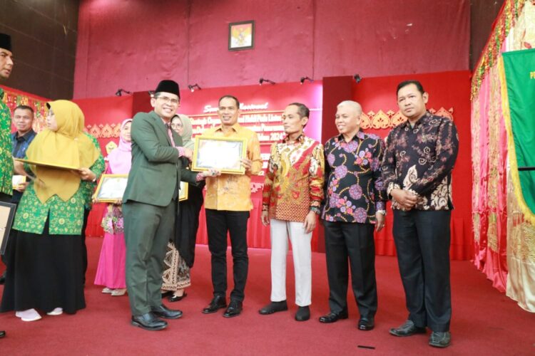 Berkontribusi Dalam Pemenuhan Sanitasi Layak, Lima Anggota DPRD Sumbar Dapat Penghargaan dari HAKLI 1 menerima penghargaan--Anggota DPRD Sumbar saat menerima penghargaan dari Ketua HAKLI Indonesia diatas panggung.