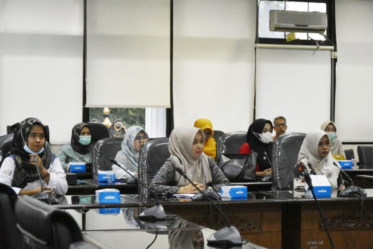 adukan nasib--Puluhan tenaga non ASN Kabupaten solok selatan melakukan pertemuan dengan Wakil Ketua DPRD Sumbar Suwirpen Suib,  Wagub Sumbar Audy dan sejumlah anggota DPRD lainnya. Mereka adukan nasib,menuntut untuk dimasukkan dalam pendataan Kementerian PAN-RB.