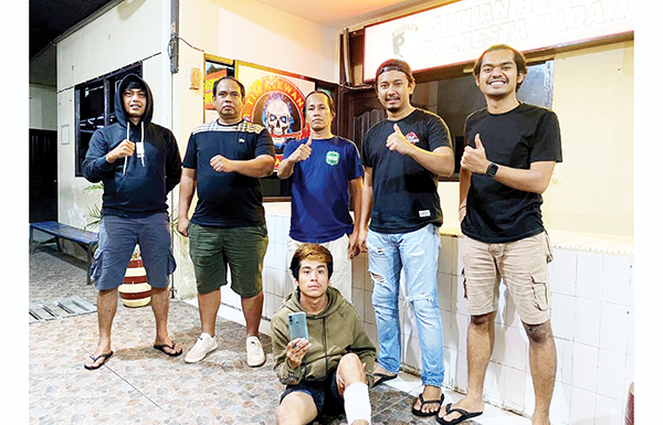 PENCURI HP— Pelaku Andriansyah (19) yang terlibat kasus pencurian Hp dihadiahi timah panas oleh Tim Klewang Polresta Padang.