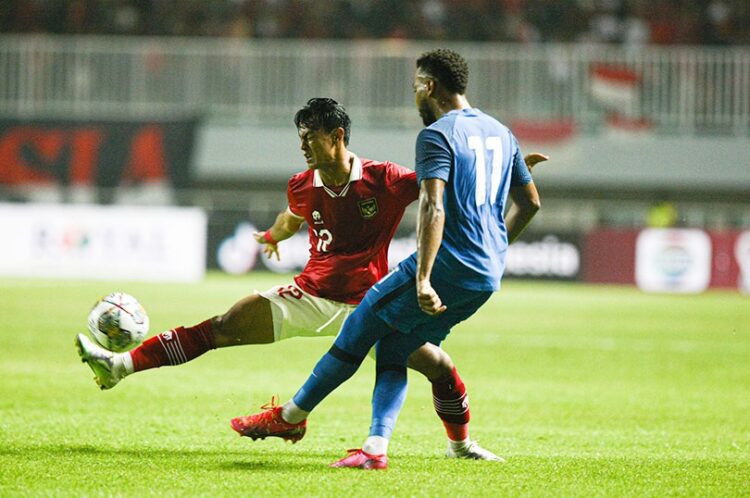 PamAin Timnas Indonesia Pratama Arhan berduel dengan pemain timnas Curacao saat kedua tim bertemu dalam laga uji coba