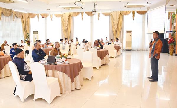 DAFTARKAN HASIL INOVASI— Direktur Paten DTLST Kemenkum dan HAM Drs. Yasmon, MLS, saat menjadi narasumber dalam kegiatan Learn and Share Paten, mendorong Semen Padang untuk segera mempatenkan hasil inovasi perusahaan.