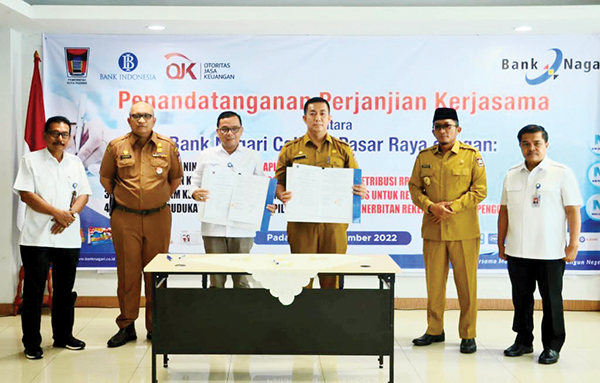 KERJA SAMA— Dinas Damkar, Dinas Pertanian dan Disdukcapil Kota Padang, menjalin perjanjian kerjasama dengan Bank Nagari Cabang Pasar Raya pada Selasa (20/9), yang disaksikan langsung Wako Padang Hendri Septa, Pimpinan Bank Nagari Cabang Pasar Raya Padang Syafrizal CH.