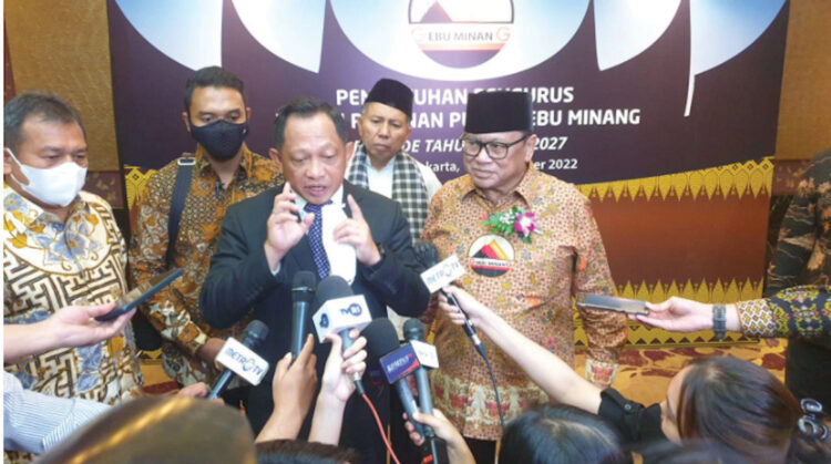 PENGUKUHAN—Ketua Umum DPP Partai Hanura Oesman Sapta Odang alias OSO (kanan) bersama Mendagri Tito Karnavian seusai acara pengukuhan DPP Gebu Minang Periode 2022-2027 di Hotel Mulia, Jakarta, Minggu (18/9). Foto: Dok. Gebu Minang.