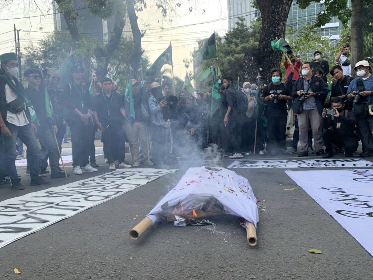 BAKAR— Mahasiswa yang tergabung dalam Himpunan Mahasiswa Indonesia (HMI) membakar keranda mayat saat berunjuk rasa menolak kenaikan harga BBM di Patung Arjuna Wiwaha, Jakarta Pusat, Senin (5/9).