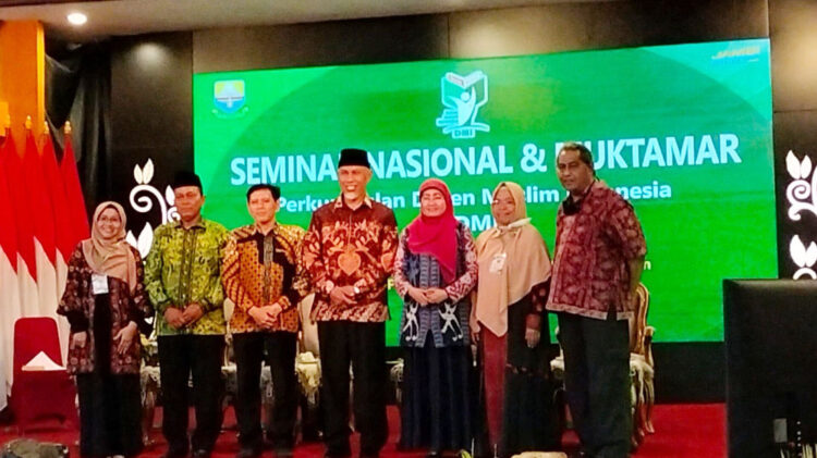 SEMINAR NASIONAL—Gubernur Sumbar Mahyeldi usai kegiatan seminar nasional dan muktamar berfoto bersama dengan pejabat lainnya.