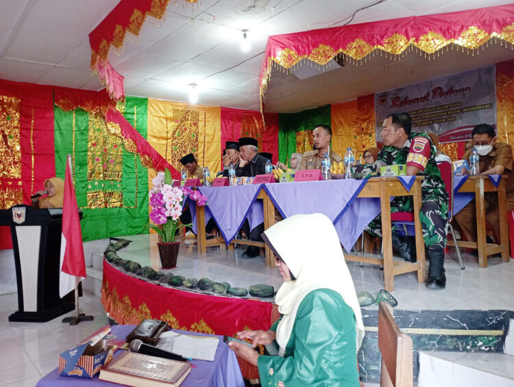 MUSRENBANG NAGARI—Wali Nagari Situmbuk Epi Mardian bersama anggota DPRD Azwar Rabain dan Camat Salimpaung serta Forkopimda hadir dalam Musrenbang Nagari Situmbuk.