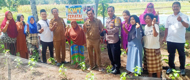 BERDAYAKAN KWT— Wali Nagari Sintuak Desrial  saat berada di salah satu Kelompok Wanita Tani (KWT).