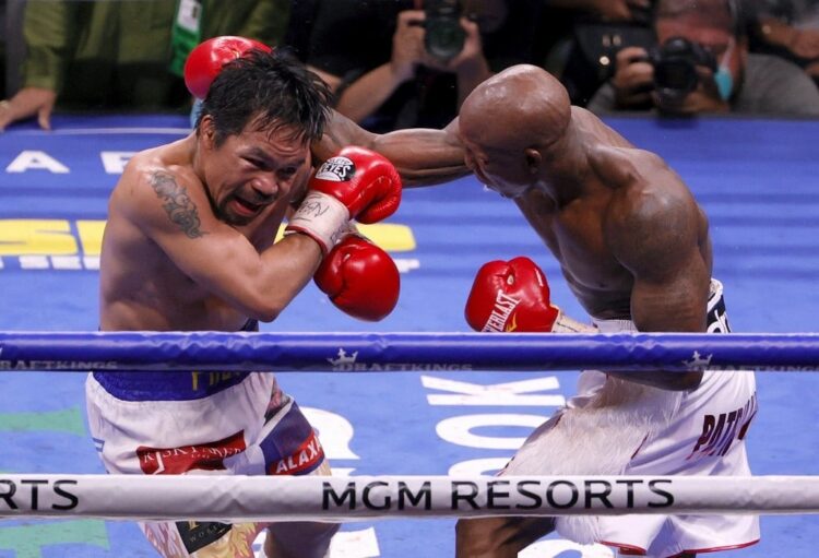 Menggoda Pacman Naik Ring Lagi 1 BERTARUNG-Manny Pacquiao (kiri) dan Yordenis Ugas bertarung di kelas welter versi WBA di T-Mobile Arena pada 22 August 2021 di Las Vegas, Nevada.