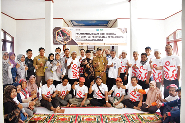 Komitmen PT Semen Padang Majukan Petani Kopi, Kelompok Kopi Sikayan Balumuik Dilatih Komunitas Kopi Solok Radjo 1 PENINGKATAN PRODUKSI KOPI— Puluhan anggota kelompok kopi HKm Sikayan Balumuik mengikuti pelatihan budidaya kopi robusta dari Komunitas Kopi Solok Radjo yang difasilitasi oleh PT Semen Padang.