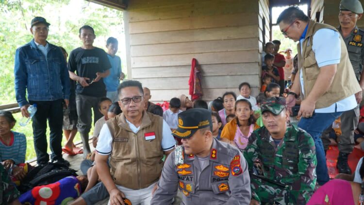 KORBAN GEMPA—Pj Bupati Kepulauan Mentawai Martinus Dahlan bersama Dandim dan Kapolres di pengusian korban gempa.