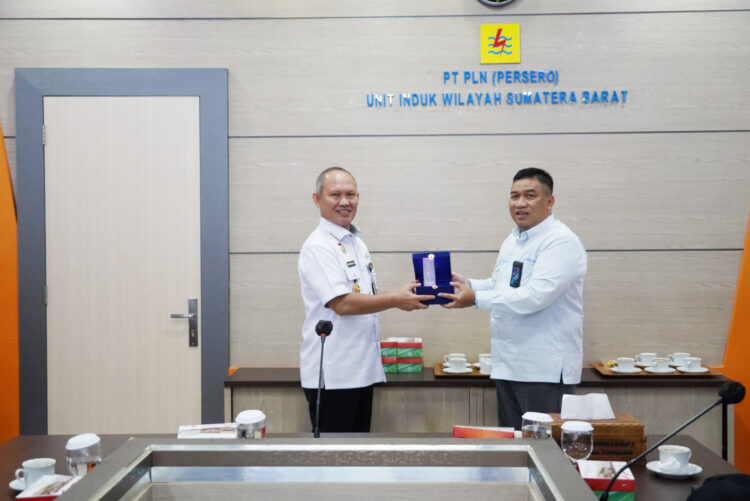 sAMBUT--PLN UIW Sumbar sambut Kunjungan Kerja Dalam Negeri (KKDN) rombongan Dewan Ketahanan Nasional (Wantannas) RI Sekretaris Jenderal, Selasa (06/09) di ruang rapat Bagonjong Kantor Induk.