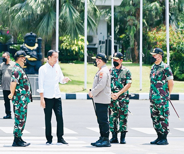 Hakim Agung Ditangkap KPK, Jokowi Sebut Ini Sudah Urgen, Lalu Perintahkan Mahfud MD 1 Berkunjung— Jokowi ke Sulawesi Tenggara melalui Bandar Udara Halim Perdanakusuma, Jakarta Timur, menggunakan pesawat Boeing 737-400 TNI AU.