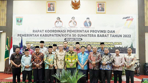 FOTO BERSAMA— Wako Padang Hendri Septa bersama kepala daerah se-Sumbar berfoto bersama dengan Wagub Sumbar Audy Joinaldy saat menghadiri Rakor Pemerintah Daerah se-Sumbar, di Balaikota Payakumbuh, Kamis (8/9).