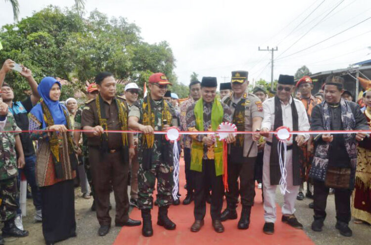RESMIKAN—Komandan Kodim 0310 SS  Letkol Inf Endik Hendra Sandi S.Sos.M.I.Pol didampingi Wakil Bupati Sijunjung H.Iraddatillah dan Forkopimda meresmikan Nagari Kunangan Parik Rantang  Kecamatan Kamang Baru sebagai Kampung Pancasila.