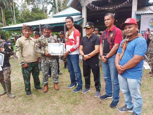 BURU TUPAI—Sekda serahkan hadiah juara buru tupai.