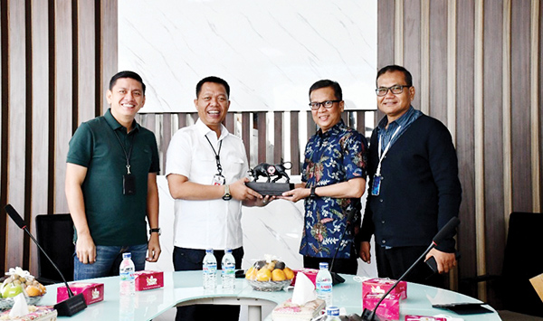 SERAHKAN CENDERA MATA— Kepala Dinas PUPR Kota Pekanbaru Indra Pomi Nasution (dua dari kiri) didampingi Sekretaris Dinas PUPR Edward Riansyah (kiri), menerima cendera mata dari PT Semen Padang yang diserahkan Direktur Operasi, Indrieffouny Indra (dua dari kanan) didampingi Kadept Komunikasi & Hukum Perusahaan PT Semen Padang Iskandar Z Lubis (kanan).