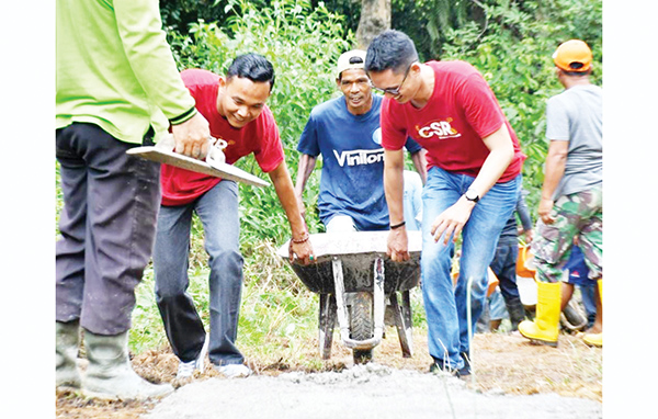 PENGECORAN JALAN— Karyawan PT Semen Padang bersama warga Limau Manih, ikut melakukan goro pengecoran jalan menuju Bukit Nabu beberapa waktu lalu.
