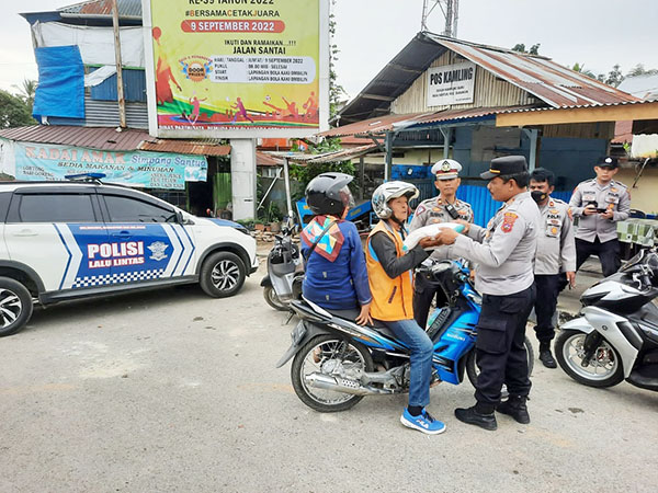 Antisipasi Dampak Kenaikan Harga BBM, Polres Sawahlunto Berikan Bansos pada Pengendara Ojek 1 BANTUAN SOSIAL— Anggota Polres Sawahlunto menyerahkan bantuan beras 10 Kg kepada pengendara ojek, kemarin.