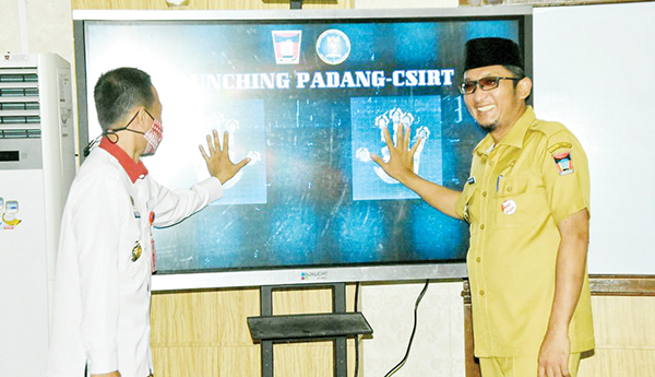 Antisipasi Serangan Siber, Pemko Padang Luncurkan Padang-CSIRT 1 PADANG-CSIRT— Wali Kota Padang Hendri Septa bersama Direktur Keamanan Siber dan Sandi Teknologi Informasi dan Komunikasi Rinaldi melaunching Padang-CSIRT, di Ruang Abu Bakar Ja’ar, Balaikota Padang, Aie Pacah, Selasa (27/9).