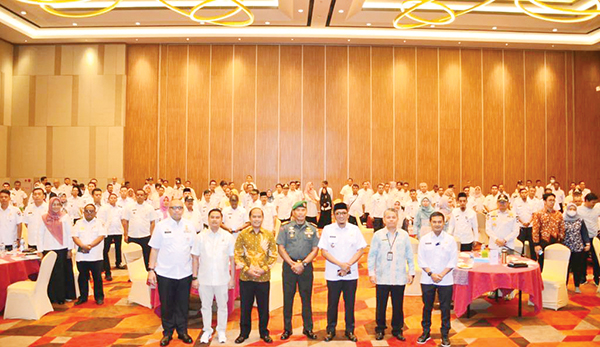 BPS Kota Padang Lakukan Pendataan Regsosek 2022!, Sumber Data Rujukan untuk Integrasi Perlindungan Sosial 1 DUKUNG PENDATAAN BPS— Wali Kota Padang Hendri Septa, Kepala BPS Kota Padang Alfianto dan jajaran dalam kegiatan Rapat Koordinasi Daerah (Rakorda) Kota Padang terkait Pendataan Awal Regsosek 2022.