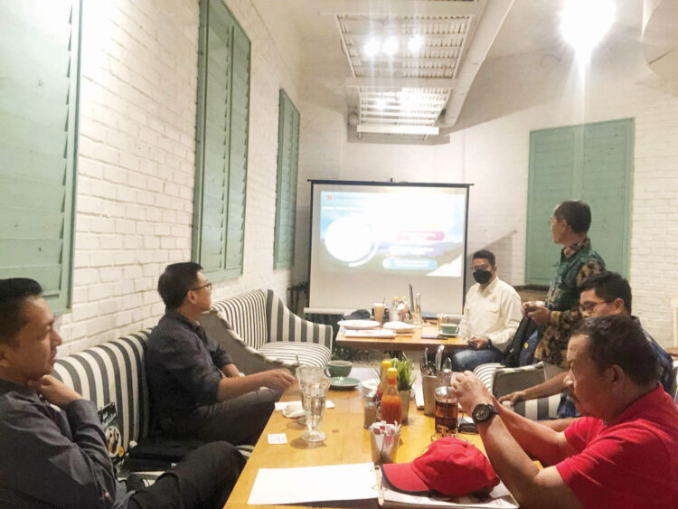 pertemuan— Komitmen kepala daerah untuk menghadirkan taman safari dan cable car makin menemukan jalan terang. Terlihat, pertemuan Bupati Agam, Dr H Andri Warman, MM bersama dua tokoh profesional di bidang taman safari dan cable car, Kamis (1/9) di Jakarta Barat.