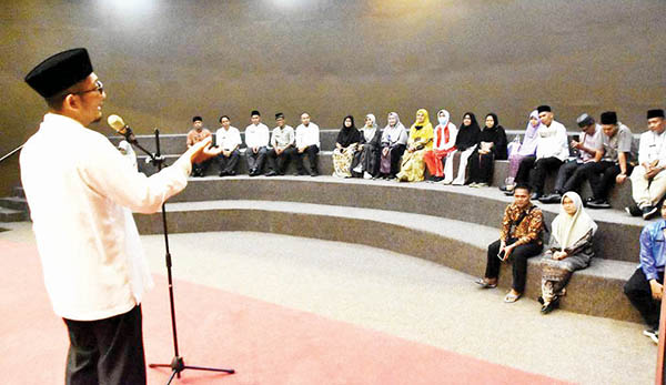 TEMU RAMAH— Wali Kota Padang Hendri Septa saat temu ramah dengan 44 jamaah Umrah Korpri Kota Padang yang beberapa waktu lalu baru pulang dari Tanah Suci Makkah, di Ruang Mini Teater Gedung Bagindo Aziz Chan Youth Center, Sabtu (8/9) lalu.