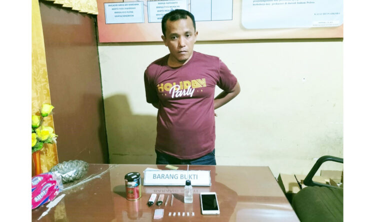 Digerebek Tim Mata Elang di Padangpariaman, Pengedar Simpan Sabu di Saku Celana 1 PENGEDAR SABU— Pelaku OL (40) yang berperan sebagai pengedar sabu ditangkap jajaran Satresnarkoba Polres Padangpariaman.