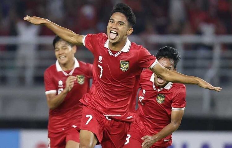 RAYAKAN GOL—Pemain Timnas U-20 Indonesia, Marselino Ferdinan, merayakan gol ke gawang Vietnam dalam Kualifikasi Piala Asia U-20 di Gelora Bung Tomo, Minggu, (18/9) malam.