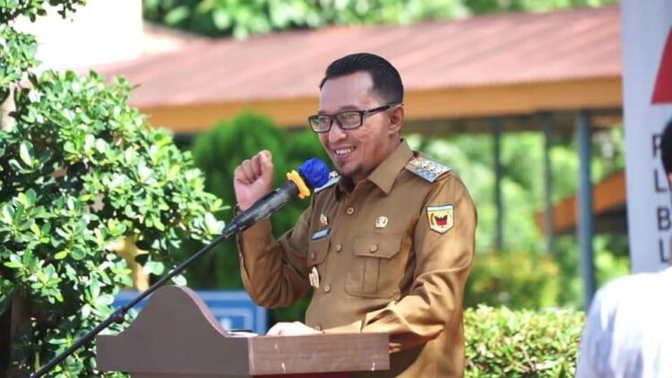 MOTIVASI MAHASISWA BARU— Bupati Eka Putra saat berbicara di depan mahasiswa baru Politeknik Negeri Padang.