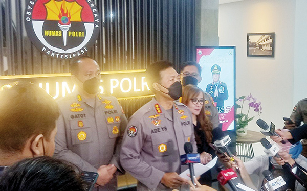 Bukan Bjorka, Pria Asal Madiun Jadi Tersangka 1 BERIKAN— Juru Bicara Divisi Humas Polri Kombes Ade Yaya Suryana saat memberikan keterangan di Mabes Polri, Jumat (16/9).