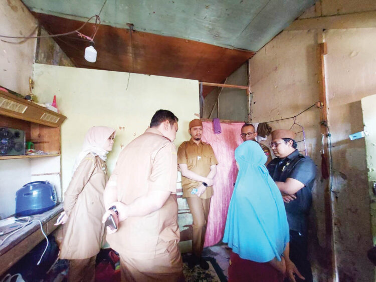 BLUSUKAN— Wako Bukittinggi saat blusukan ke rumah warga kuramg mampu di Kelurahan Birugo.