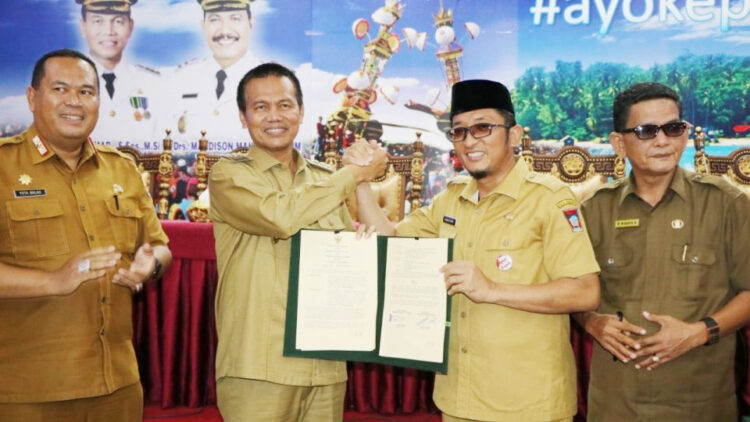 Tiga Pimpinan Daerah, Dorong Wujudkan Kawasan Metroplitan Palapa 1 DORONG—Walikota saat dorong wujudkan kota metropolitan palapa walikota Padang dan Pariaman.