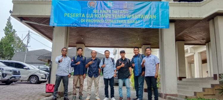 DIKUKUHKAN—Tujuh orang wartawan yang bertugas di Kabupaten Pasaman Barat (Pasbar) dikukuhkan lulus UKW.